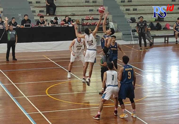 Laga antara UKSW versus Undip di lapangan Basket Unika Soegijapranata Selasa (6/9/2022). (Dhinar Sasongko/Jawa Pos Radar Semarang)