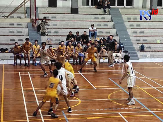 UKSW saat melakoni laga semifinal melawan Stikes Nasional Solo di Lapangan Basket Unika Soegijapranata Rabu (7/9/2022). (Dhinar Sasongko/Jawa Pos Radar Semarang)