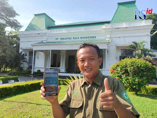Karyawan PT IGN, Saeful Mujib menunjukkan BLT yang diterimanya melalui aplikasi AGICash. (Dokumentasi PT IGN)
