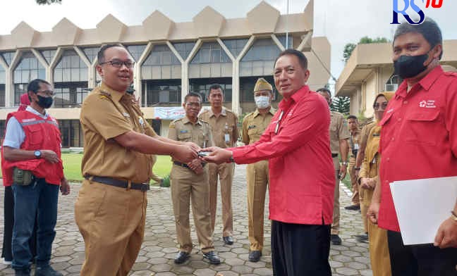 Wali Kota Magelang dr Muchamad Nur Aziz menyerahkan kunci mobil ambulans kepada Ketua PMI Kota Magelang Suko Tri Cahyo, Senin (19/9). (Istimewa)