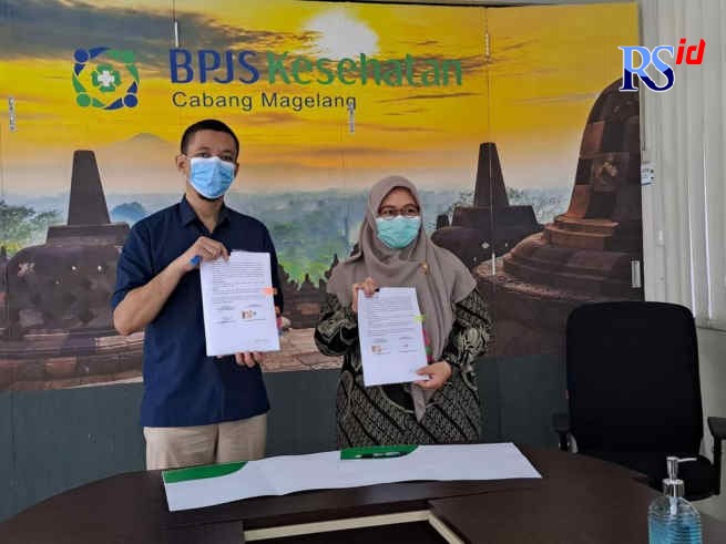 Penanggungjawab Klinik Almeera Medika di Kota Magelang dan Kepala Badan Penyelenggara Jaminan Sosial (BPJS) Kesehatan Cabang Magelang drg Irfan Qadarusman menunjukkan berkas perjanjian kerja sama, Kamis, (22/9/2022). (Istimewa)