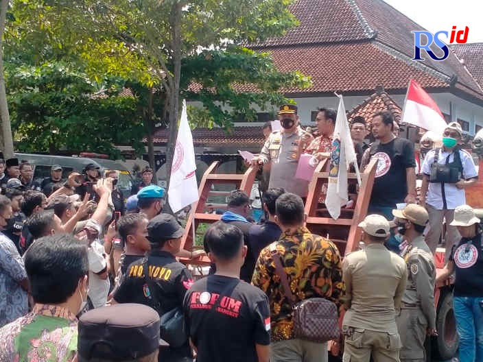 Sekda Kabupaten Pekalongan Yulian Akbar saat menemui massa aksi. Didampingi Kapolres Pekalongan AKBP Arief Fajar Satria, Kamis (22/9). (NANANG RENDI AHMAD/JAWA POS RADAR SEMARANG)