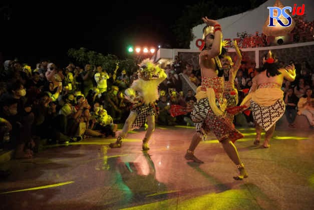 Pagelaran Wayang On The Street Semarang cerita Sang Hanoman di Oudetrap Open Theatre, Jumat malam (23/9). (FIGUR RONGGO WASSALIM/JAWA POS RADAR SEMARANG)