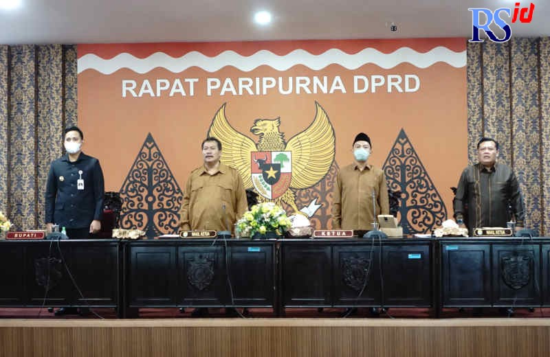 Bupati Kendal Dico M Ganinduto bersama Pimpinan DPR Kendal saat rapat paripurna. (BUDI SETIYAWAN/JAWA POS RADAR SEMARANG)