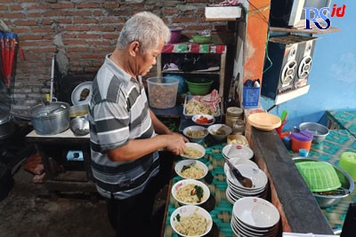 Totok sedang menyiapkan mie pangsit andalannya. (AHMAD SHOLAHUDDIN YUSUF / JAWA POS RADAR SEMARANG)