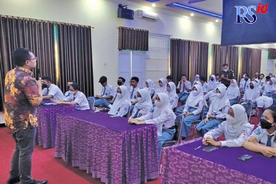 Kejari Batang saat memberikan materi hukum pada para pelajar SMAN 1 Subah. (Istimewa)