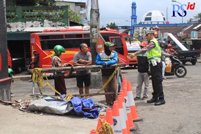 Tugu Simpang Empat Pasar Kertek Wonosobo patah setelah ditabrak bus pariwisata. (ADDIN ALFATH/JAWA POS RADAR SEMARANG)