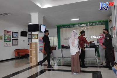 Tim LPSK saat mendatangi Kejari Kota Pekalongan untuk konfirmasi perkara pada Kamis (1/9). (Lutfi Hanafi /Jawa Pos Radar Semarang)