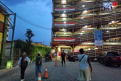 TKP: Gedung parkir Universitas Semarang (USM) di Jalan Arteri Soekarno-Hatta, tempat korban nekat meloncat dari lantai 6B. (M HARIYANTO/JAWA POS RADAR SEMARANG)