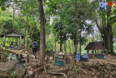 Area pemakaman umum di Dusun Bogosari, Desa Pringsari, Kecamatan Pringapus yang horor. (NURFAIK NABHAN/Jawa Pos Radar Semarang)