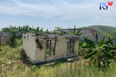 Kondisi kantor Kecamatan Kaliwungu Selatan yang sudah mangkrak puluhan tahun di Desa Magelang. (DEVI KHOFIFATUR RIZQI/ JAWA POS RADAR SEMARANG)