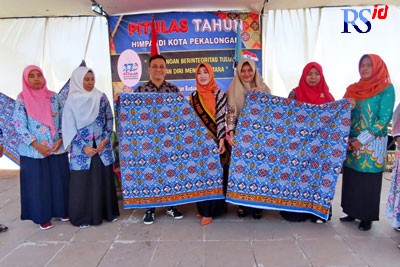 Bunda PAUD Inggit Soraya bersama Wali Kota Pekalongan, Afzan Arslan Djunaid, meresmikan batik seragam baru HIMPAUDI di lapangan Peturen Tirto, Sabtu (17/9). (Lutfi Hanafi/Jawa Pos Radar Semarang)