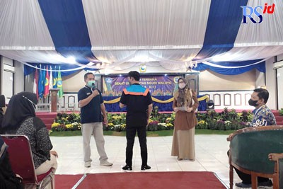 Calon wisudawan saat melakukan gladi bersih di Aula Kampus Universitas Ngudi Waluyo. (Maria Novena/Jawa Pos Radar Semarang)