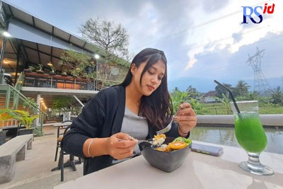 pengunjung Minat Kopi Ungaran yang bersantai sambil ngopi. (NURFAIK/JAWAPOS RADAR SEMARANG)