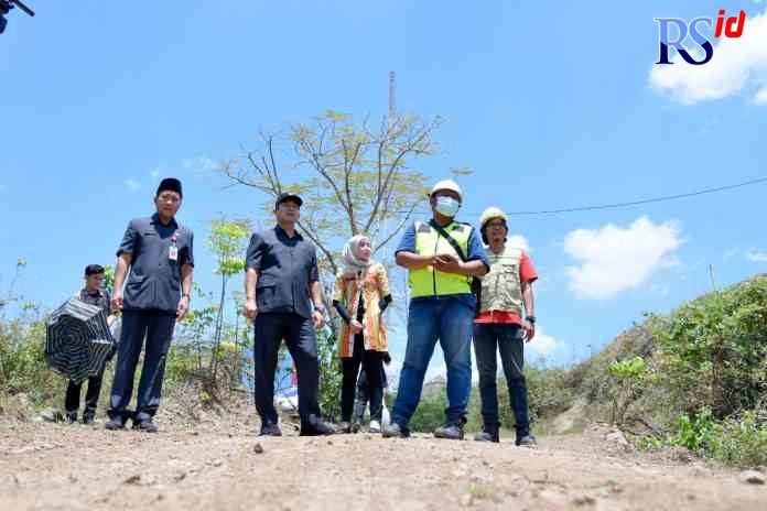 CEK PEMBANGUNAN JALUR : Wali Kota Semarang, Hendrar Prihadi ketika melakukan pengecekan pembangunan jalur Jangli-Undip. (PEMKOT SEMARANG)