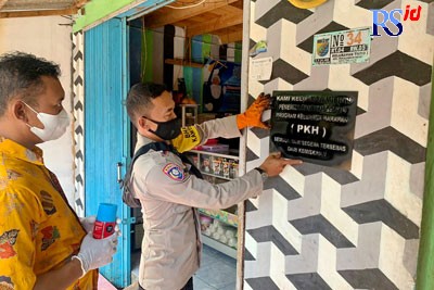 Petugas dari Dinsos P2KB Kota Pekalongan bersama perangkat kelurahan menandai rumah warga penerima PKH. (Lutfi Hanafi/Jawa Pos Radar Semarang)