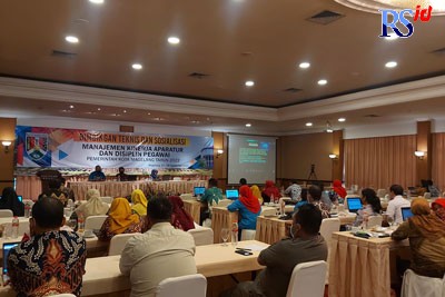 Para PNS dan ASN di lingkungan Pemkot Magelang mengikuti bimbingan teknis pengelolaan kinerja ASN dan disiplin PNS, di Puri Asri Magelang Hotel, Rabu, (28/9). (PUPUT PUSPITASARI/JAWA POS RADAR SEMARANG)