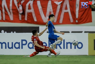Pemain asing PSIS Taisei Marukawa berusaha melewati hadangan pemain Persis Fabiano Beltrame dalam laga Liga 1 di Stadion Manahan Solo Sabtu (3/9) sore. (PSIS FC OFFICIAL)