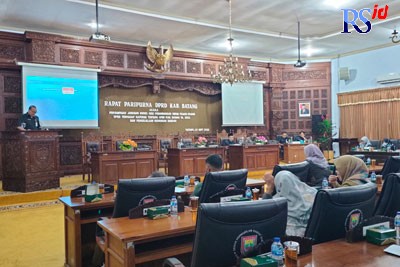 Rapat Paripurna DPRD Kabupaten Batang terkait penyampaian jawaban bupati atas pemandangan umum fraksi-fraksi terkait APBD 2023 dan Raperda Pengelolaan Keuangan Daerah. (RIYAN FADLI/JAWA POS RADAR SEMARANG)