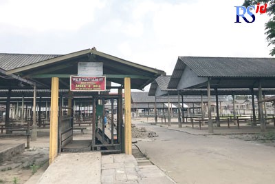 Pasar Hewan Ambarawa masih tutup karena wabah PMK di Kabupaten Semarang, Kamis (8/7). (Maria Novena/Jawa Pos Radar Semarang)