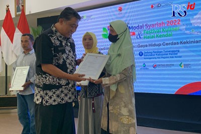 Penyerahan sertifikat halal kepada pelaku UMKM Kendal di Pendopo Tumenggung Bahurekso, Kamis (29/9). (DEVI KHOFIFATUR RIZQI/ JAWA POS RADAR SEMARANG)