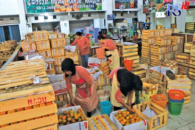 Ratusan pedagang grosir buah yang sebelumnya menempati eks relokasi MAJT mulai menempati Pasar Klitikan Penggaron Semarang Kamis (29/9). (NUR CHAMIM/JAWA POS RADAR SEMARANG)