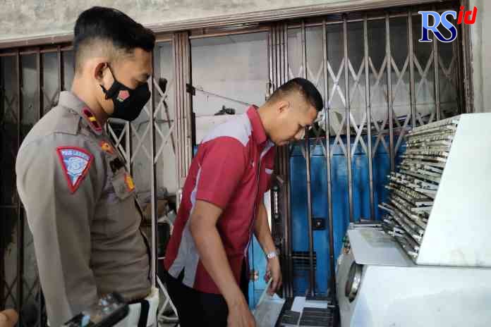 PLAT PUTIH: Petugas saat melakukan proses cetak plat nomor putih di kantor Samsat Satlantas Polres Batang. (RIYAN FADLI/JAWA POS RADAR SEMARANG)