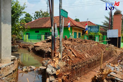 Kondisi pengerjaan proyek drainase yang tersendat di pertigaan Jalan Tentara Pelajar, Desa Kalisalak, Kecamatan Batang. (RIYAN FADLI/JAWA POS RADAR SEMARANG)