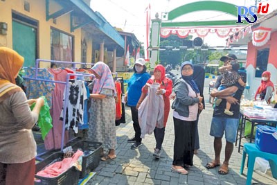 Suasana Pasar Kremyeng Asem Satu di Gang Asem I Jalan Menoreh Utara XII RT 6 RW 1, Kelurahan Sampangan, Kecamatan Gajah Mungkur, Minggu (4/9). (FIGUR RONGGO WASSALIM/ JAWA POS RADAR SEMARANG)