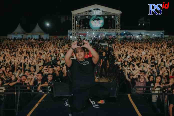 KONSER HEBOH : Collabonation Tour serangkaian inisiatif IM3 hipnotis penonton dengan hadirnya Yura Yunita, Ndarboy Genk, Idgitaf, Shaggydog, hingga Soegi Bornean di Stadion Diponegoro Kota Semarang, Kamis malam (15/9). (ISTIMEWA)