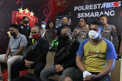 Empat tersangka penganiayaan terhadap Kukuh Panggayuh Utomo saat gelar perkara di Mapolrestabes Semarang, kemarin. (NUR CHAMIM/JAWA POS RADAR SEMARANG)