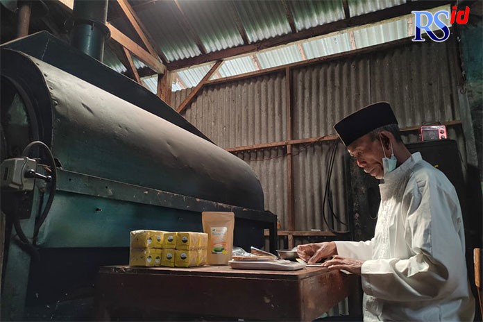 KEMAS TEH: Kasmuri sedang mengemasi teh-teh organik yang selesai diproduksi. (RIYAN FADLI/JAWA POS RADAR SEMARANG)