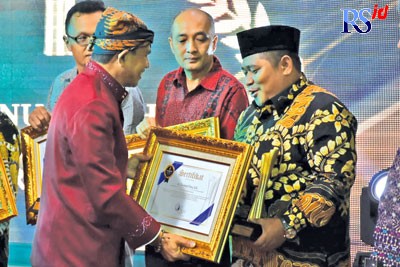 Ketua DPC PKB Demak yang juga Wakil Ketua DPRD Demak H Zayinul Fata saat menerima penghargaan dari Direktur Jawa Pos Radar Semarang Baehaqi di Gradhika Bhakti Praja Jumat (9/9). (WAHIB PRIBADI/JAWA POS RADAR SEMARANG)