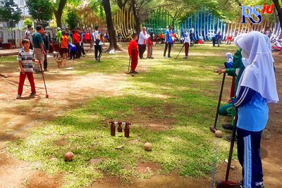 Sejumlah pelajar ketika belajar olahraga woodball di Taman Wilis Kota Pekalongan, Selasa (27/9). (Lutfi Hanafi/Jawa Pos Radar Semarang)