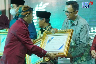 Anggota DPRD Jateng H Agung Budi Margono ST MT saat menerima Anugerah Jawa Pos Radar Semarang dengan kategori Tokoh Pendorong Ekonomi Kreatif bagi Kaum Muda di Gradhika Bhakti Praja Semarang Jumat (9/9). (NUR CHAMIM/JAWA POS RADAR SEMARANG)