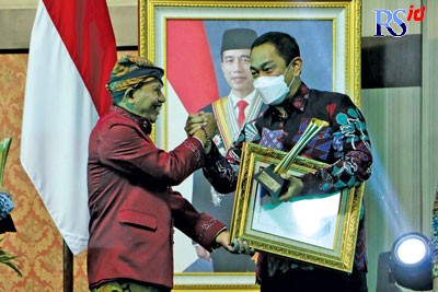 Wali Kota Semarang Hendrar Prihadi menerima Anugerah Jawa Pos Radar Semarang 2022 dari Direktur Jawa Pos Radar Semarang Baehaqi. (ADITYO DWI/JAWA POS RADAR SEMARANG)