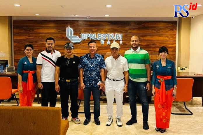 Founder BPR Arto Moro Dr H Subyakto SH MH MM (tiga dari kanan) berfoto bersama dengan founder BPR Lestari Bali, Alex P Chandra, di kantor pusat BPR Lestar Bali, beberapa waktu yang lalu. (Istimewa)