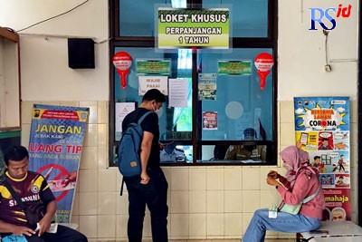 Warga saat membayar pajak kendaraan bermotor di loket UPPD)/Samsat Kota Pekalongan. (Lutfi Hanafi/Jawa Pos Radar Semarang)