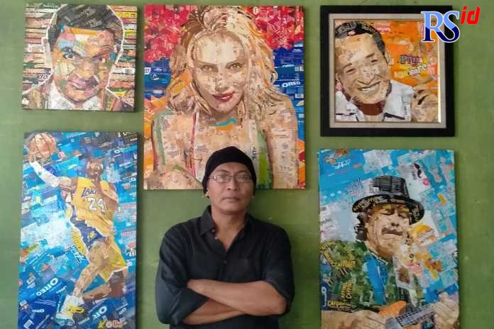 Eko Purnomo dan karya lukisan kolase dari sampah plastik rumah tangga. (Istimewa)