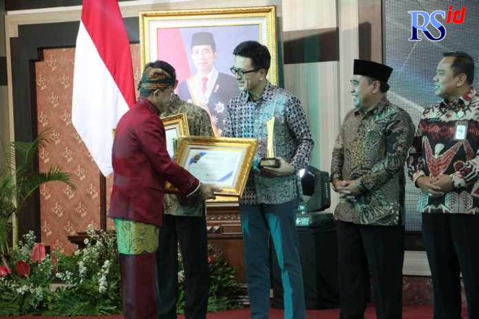 Direktur Operasional PT Bhimasena Power Indonesia (BPI) Yoshimitsu Fujii bersama para tokoh penerima Anugerah Jawa Pos Radar Semarang di Gradhika Bhakti Praja Kota Semarang Jumat (9/9). (NUR CHAMIM/JAWA POS RADAR SEMARANG)