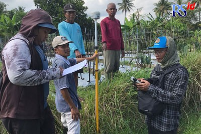 Petugas disaksikan warga saat melakukan proses pengukuran lahan yang terdampak proyek tol Jogja-Bawen di Kabupaten Magelang. (ROFIK SYARIF G P/JAWA POS RADAR SEMARANG)