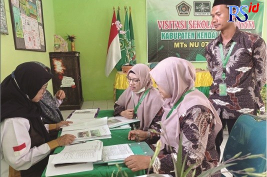 PRESTASI: Sejumlah tim penilai CSAK saat menyambangi MTs NU 07 Patebon, Kendal. (ISTIMEWA)