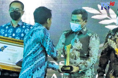 Wakil Ketua DPRD Jateng Ferry Wawan Cahyono S.Pi M.Si saat menerima Anugerah Jawa Pos Radar Semarang 2022 dengan kategori Politisi Muda Pembaharu di Gedung Gradhika Bhakti Praja Jumat (9/9). (NUR CHAMIM/JAWA POS RADAR SEMARANG)