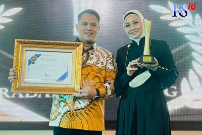 Direktur Utama PT ArBani Madinah Wisata, Bayu Jalar Prayogo, dan istrinya ArBani Sepyana Atmasari, bersama piala dan piagam Anugerah Jawa Pos Radar Semarang kategori Penyedia Layanan Perjalanan Umrah Terpercaya Zona Nyaman. (NUR CHAMIM/JAWA POS RADAR SEMA