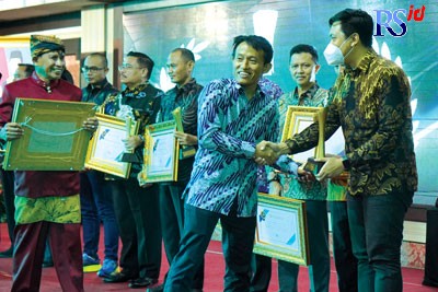 CEO Jawa Pos Media Leak Kustiyo menyerahkan penghargaan Anugerah Jawa Pos Radar Semarang 2022 kepada Alfamart katagori Perusahaan Peduli Lingkungan yang diterima Corporate Communication Alfamart Semarang  Eko Mujianto di Gedung Gradhika Bhakti Praja, Juma