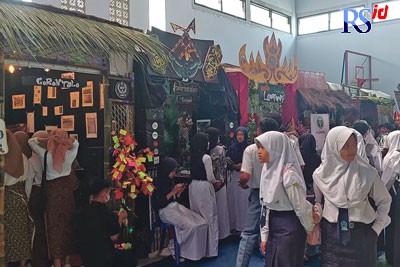 Sejumlah siswa SMP melihatpameran dalam gelar karya di Gedung Serba Guna SMK N 1 Temanggung Selasa (27/9). (ADDIN ALFATH/JAWA POS RADAR SEMARANG)