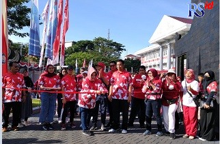 Dekan FH Undip Prof Retno Saraswati bersama Ketua DPD IKA FH Undip Jateng Luhut Sagala membuka kegiatan jalan sehat di kompleks FH Undip Tembalang, Kota Semarang, Sabtu (17/9). (IDA FADILAH/JAWA POS RADAR SEMARANG)