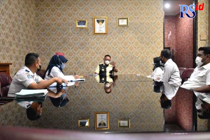 Kepala Balai Besar Pelaksanaan Jalan Nasional Jawa Tengah – DIY, Wida Nurfaida saat bertemu dengan Penjabat (Pj) Wali Kota Salatiga di Ruang Kerja Wali Kota Salatiga, Kamis (08/09). (Dhinar Sasongko/Jawa Pos Radar Semarang)