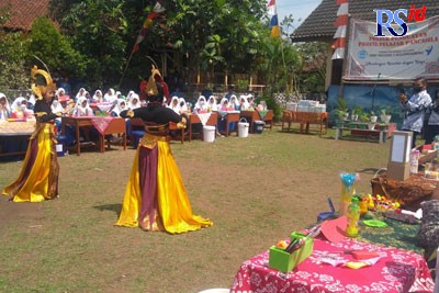 Siswa-siswa saat menyaksikan penampilan seni tari di sela-sela kegiatan gelar karya siswa pengolahan limbah. (Istimewa)