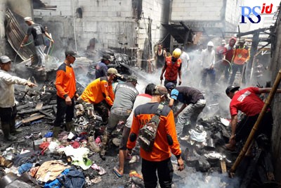 Puluhan masyarakat dan relawan saat mencoba memadamkan sisa api yang masih berkobar di rumah Sariful, warga Kampung Gunung Pitik, Kelurahan Sapuran Senin (26/9). (Istimewa)